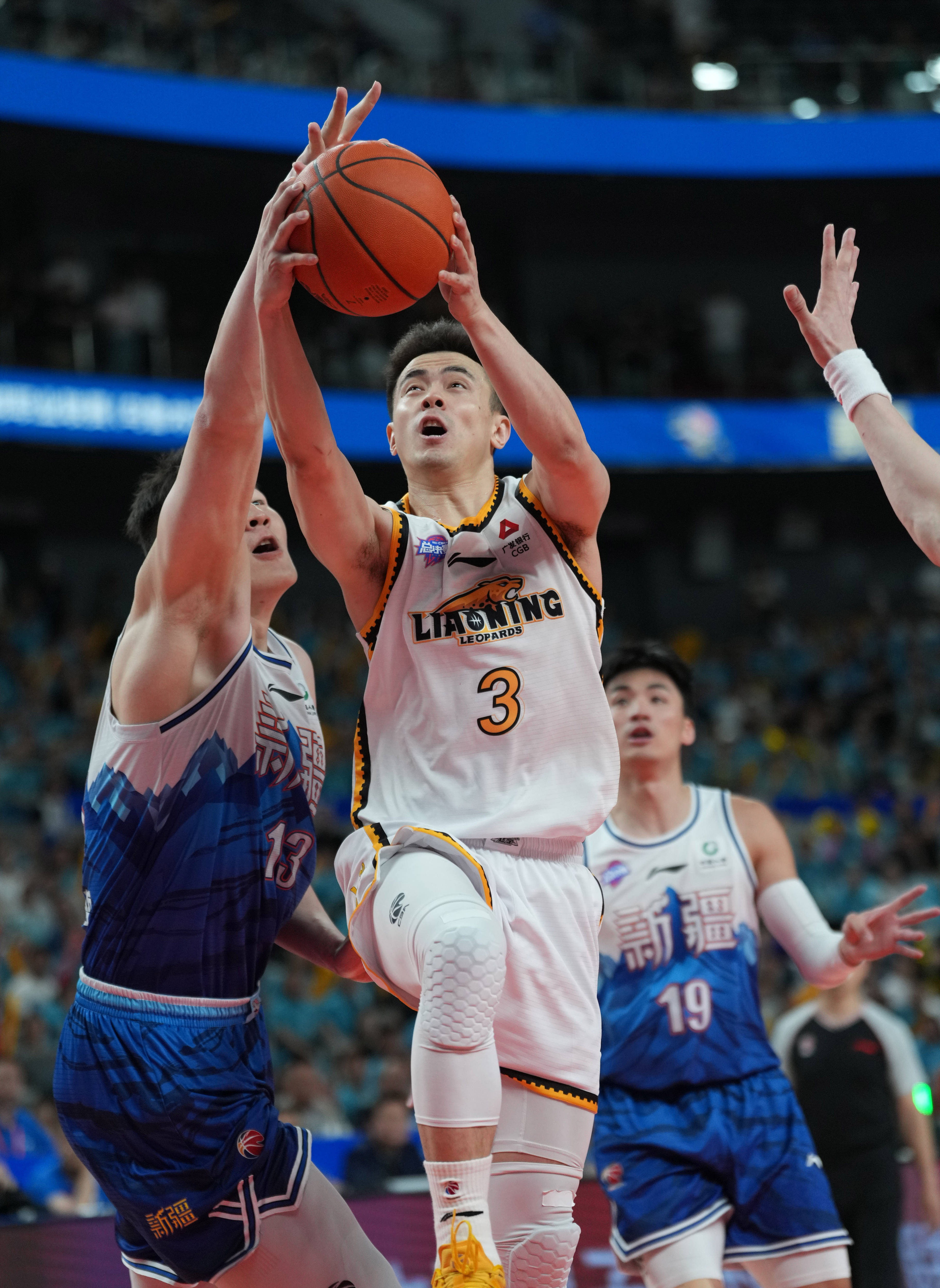 开云平台-广东队势如破竹横扫新疆男篮，再创佳绩笑傲篮坛