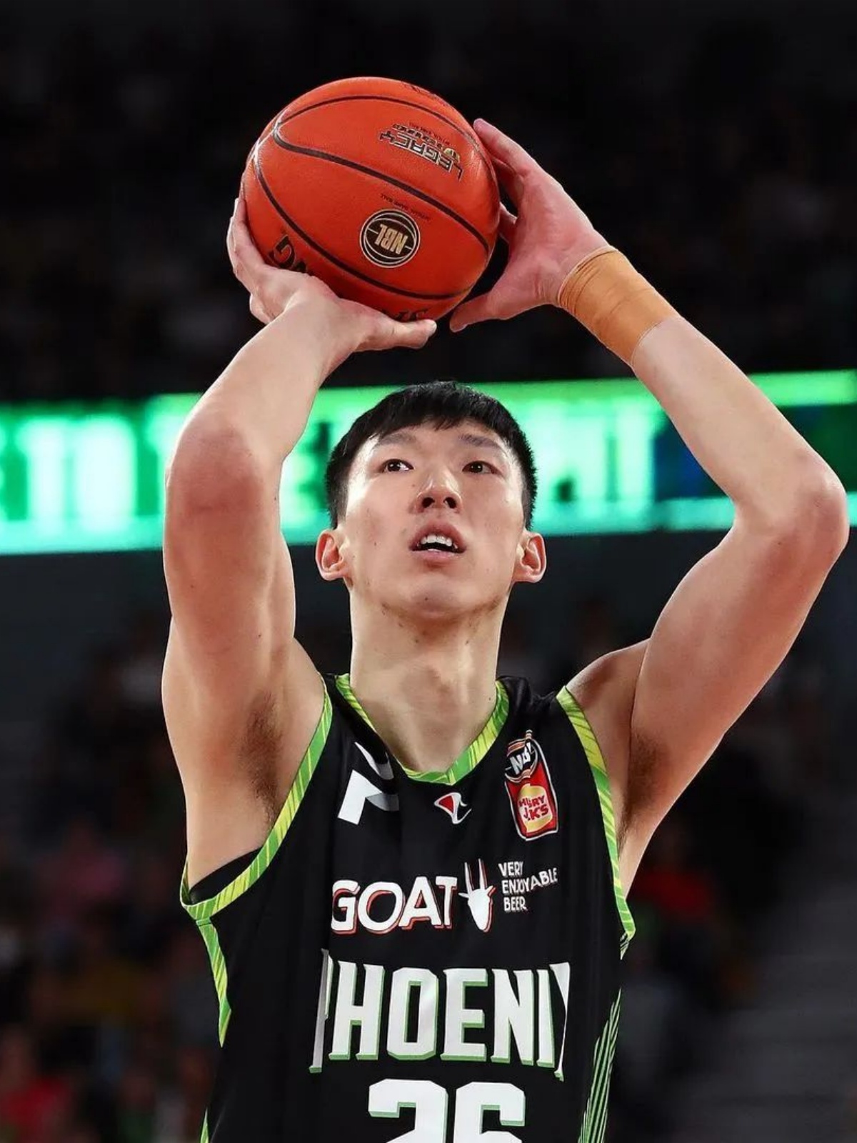 广东队势如破竹横扫新疆男篮，再创佳绩笑傲篮坛