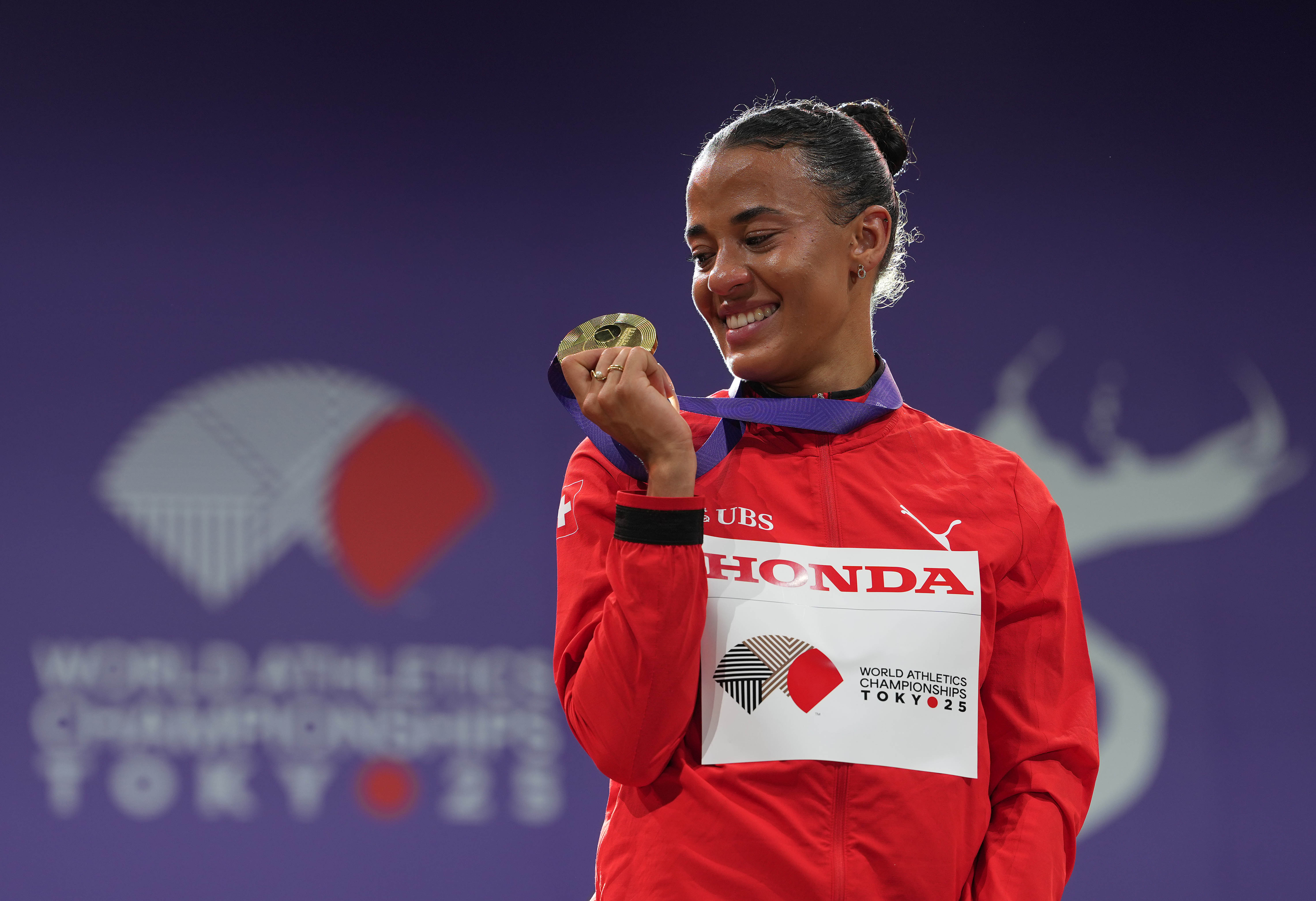 美国田径运动员夺得银牌，速度非常快