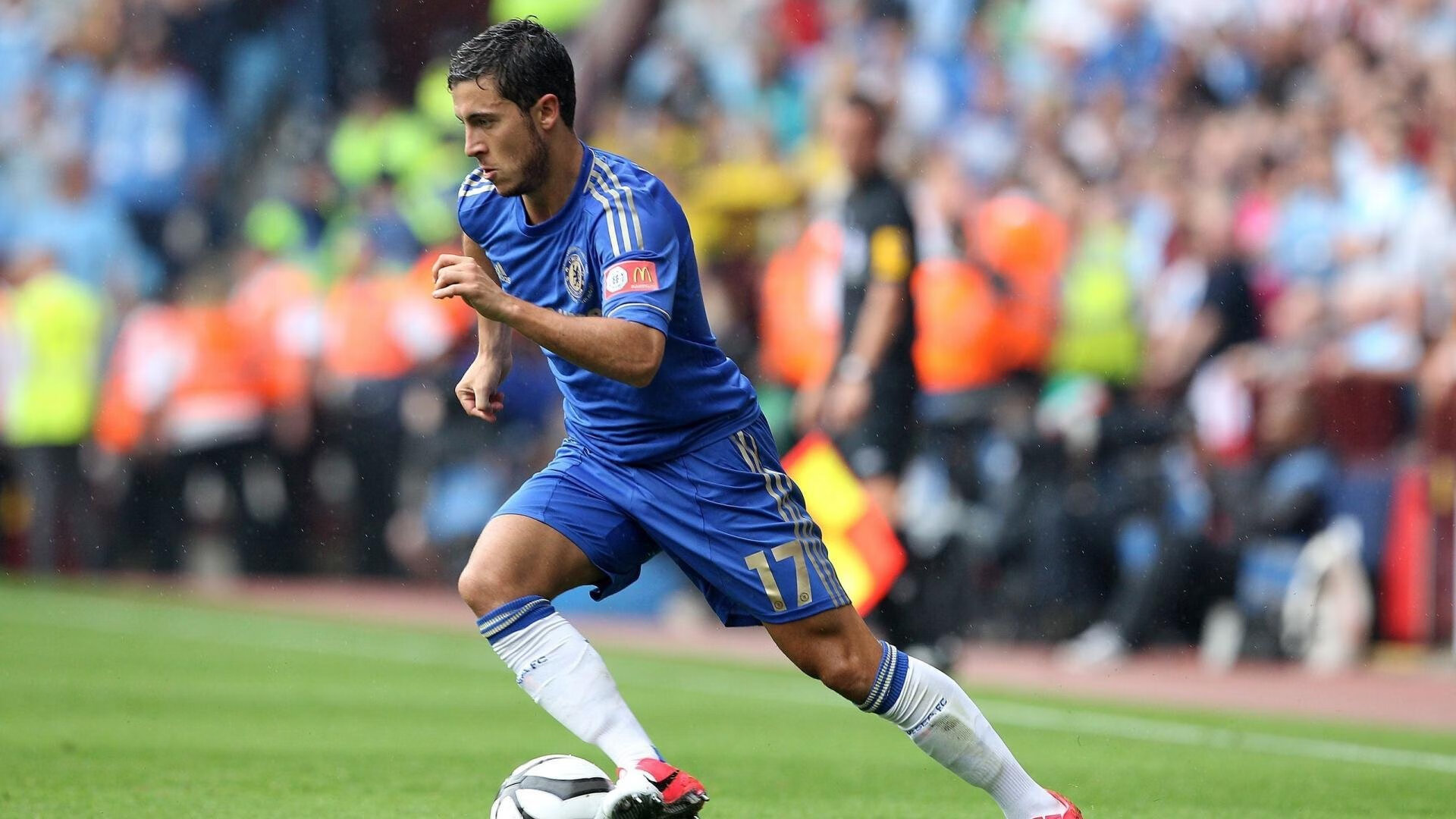 赛道与球场，当F1新赛季揭幕战之夜遇见英格拉姆的主宰时刻